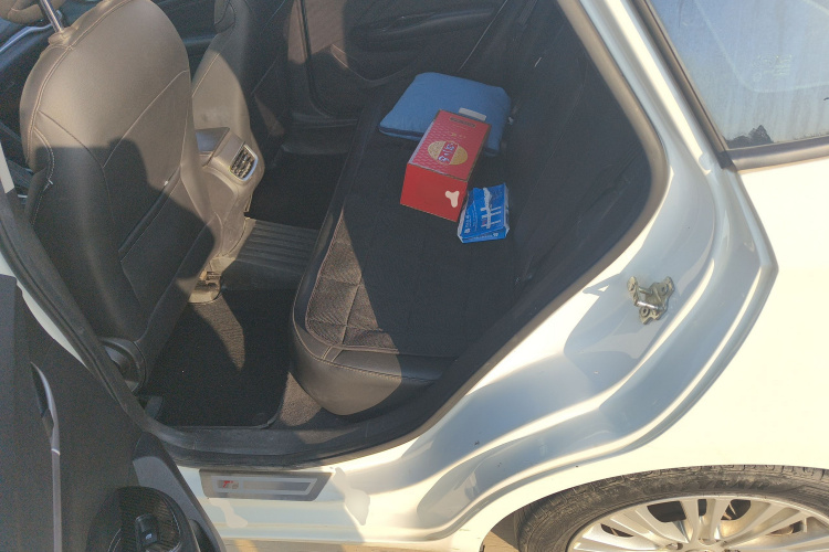 别克 英朗 2015款 18T 双离合豪华型中控内饰21