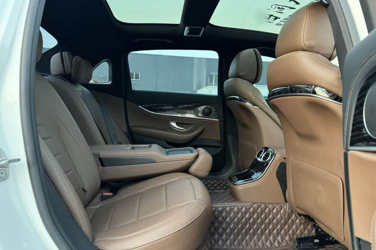 奔驰E级 2021款 改款 E 300 L 运动时尚型中控内饰7002