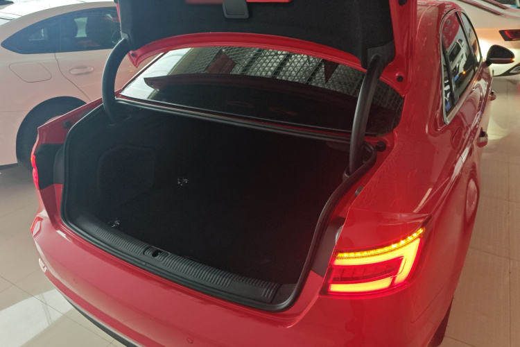奥迪A4L 2018款 30周年年型 40 TFSI 进取型机舱底盘23