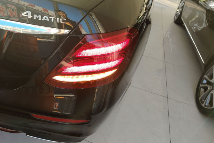 奔驰E级 2017款 E 200 L 4MATIC车身外观9