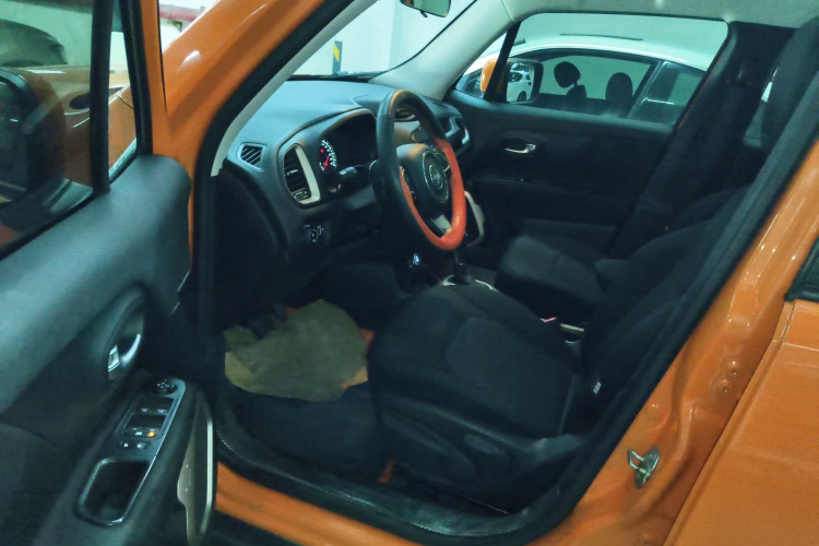 Jeep 自由侠 2018款 互联大屏版 180T 自动高能版中控内饰20