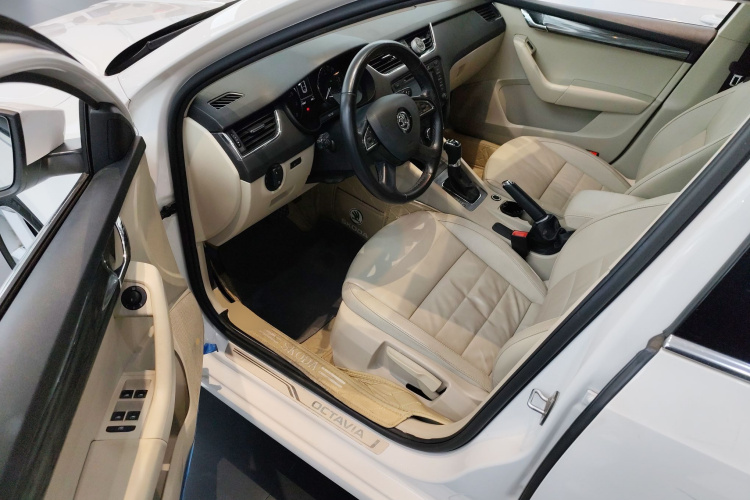 斯柯达 明锐 2015款 1.6L 自动逸俊版中控内饰20