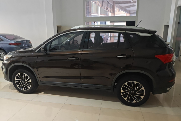 广汽传祺 传祺GS4 2017款 200T 手动两驱精英版车身外观4