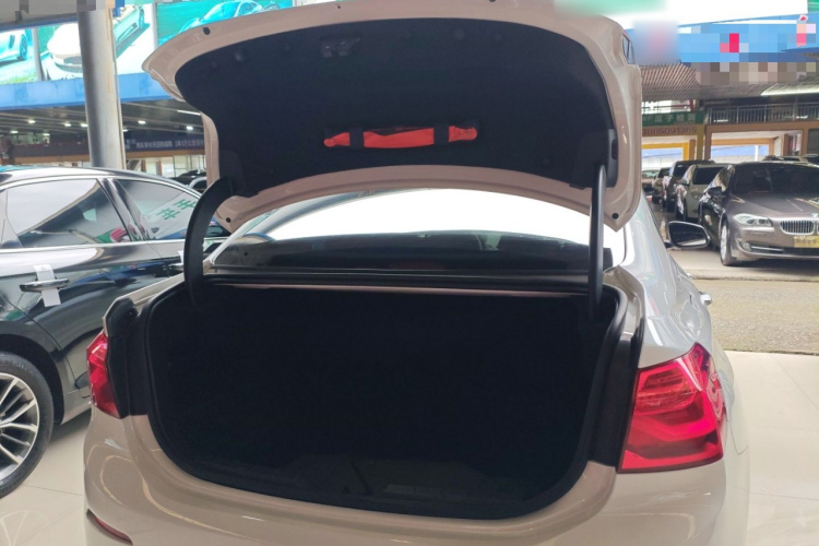 宝马1系 2018款 118i 运动型机舱底盘23