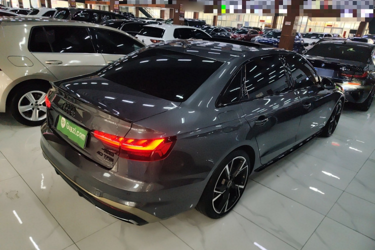 奥迪A4L 2024款 40 TFSI quattro RS套件燃速型车身外观7