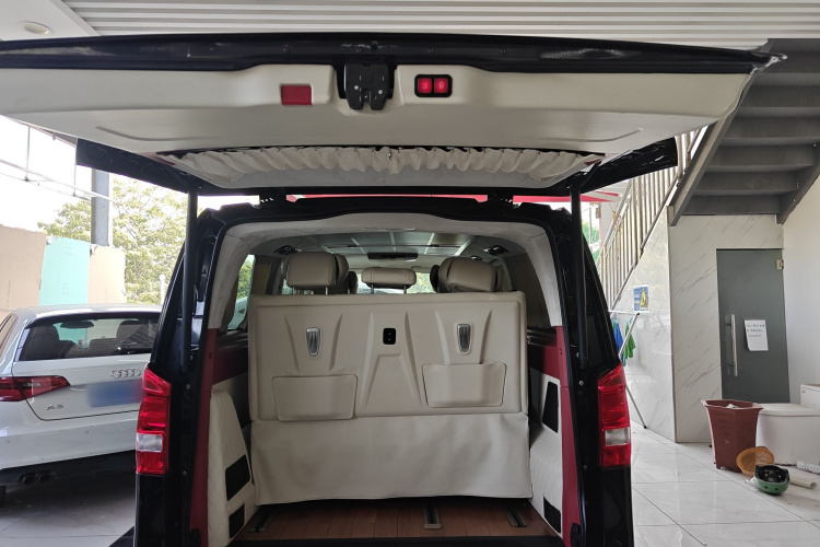 奔驰 威霆 2018款 2.0T 精英版 7座 国VI机舱底盘23