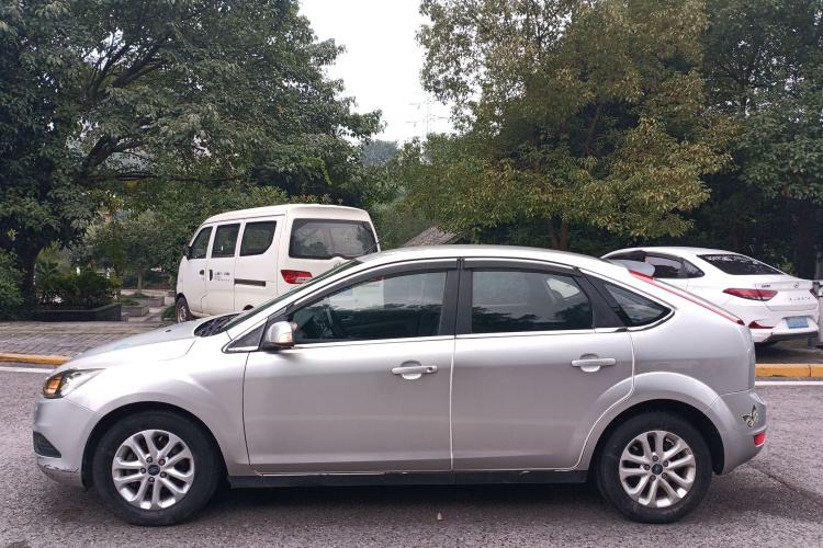 福特 福克斯 2013款 两厢经典 1.8L 手动基本型车身外观4