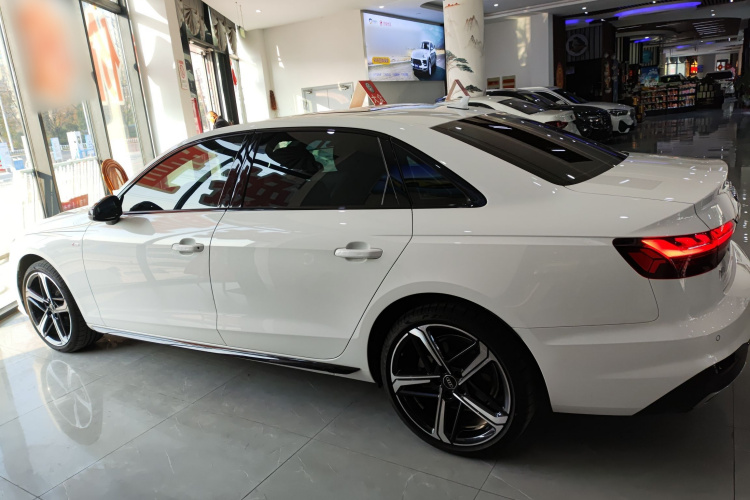 奥迪A4L 2024款 40 TFSI 豪华动感型车身外观4