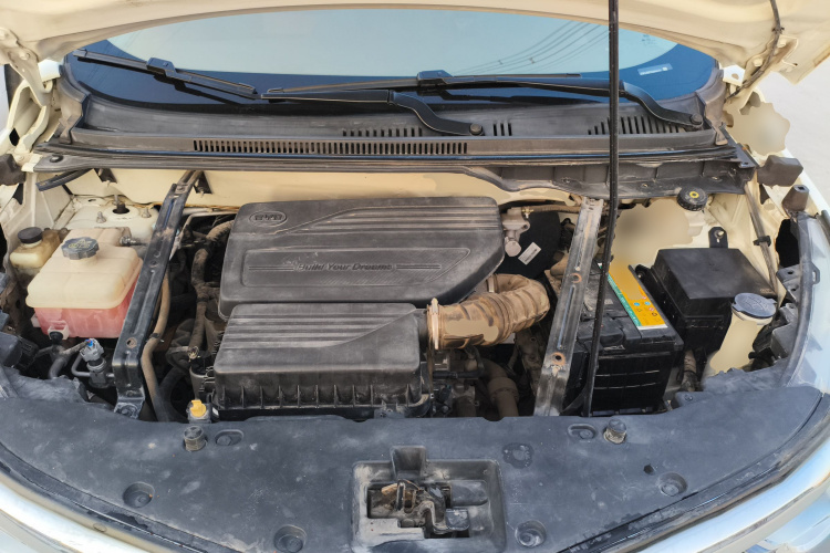 比亚迪 元 2016款 1.5L 手动尊贵型机舱底盘24