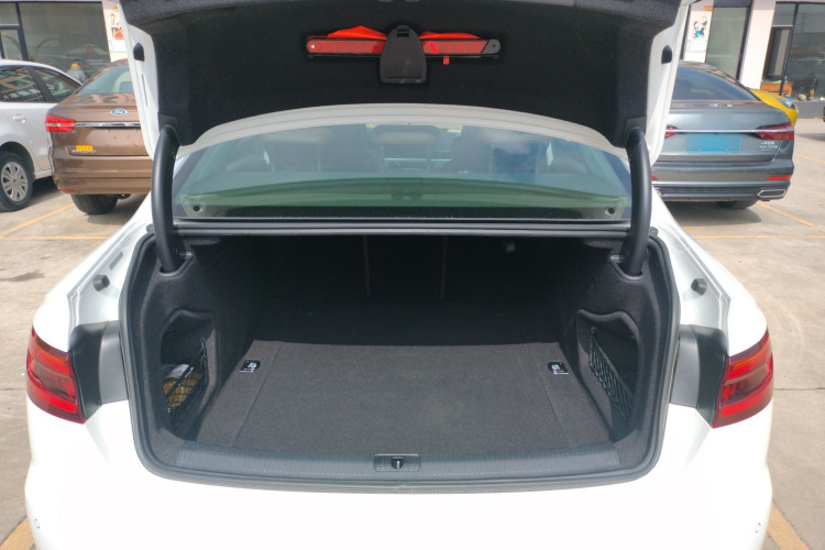 奥迪A4L 2018款 30周年年型 40 TFSI 时尚型局部细节23