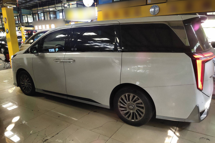 广汽传祺 传祺M8 2023款 宗师系列 400T 至尊版车身外观6003