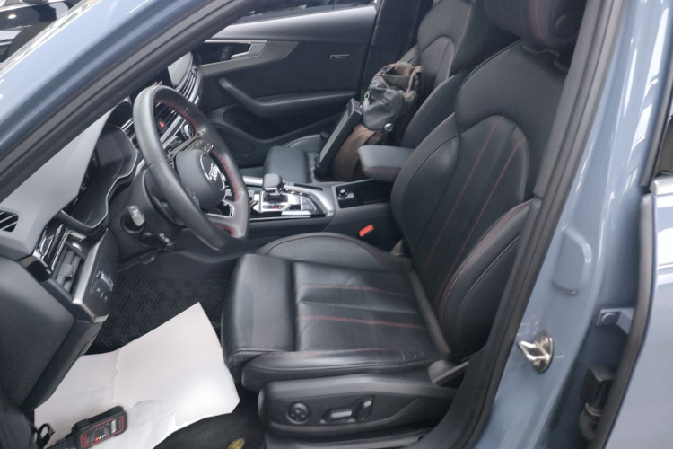 奥迪A4L 2022款 40 TFSI quattro RS套件燃速型中控内饰19