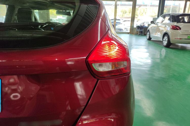 福特 福克斯 2017款 两厢 1.6L 自动风尚型智行版车身外观9