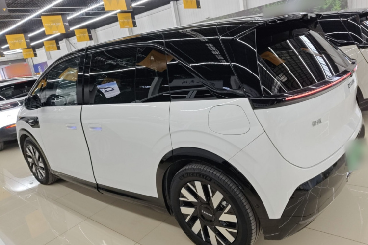 极氪MIX 2025款 长续航智驾版车身外观4