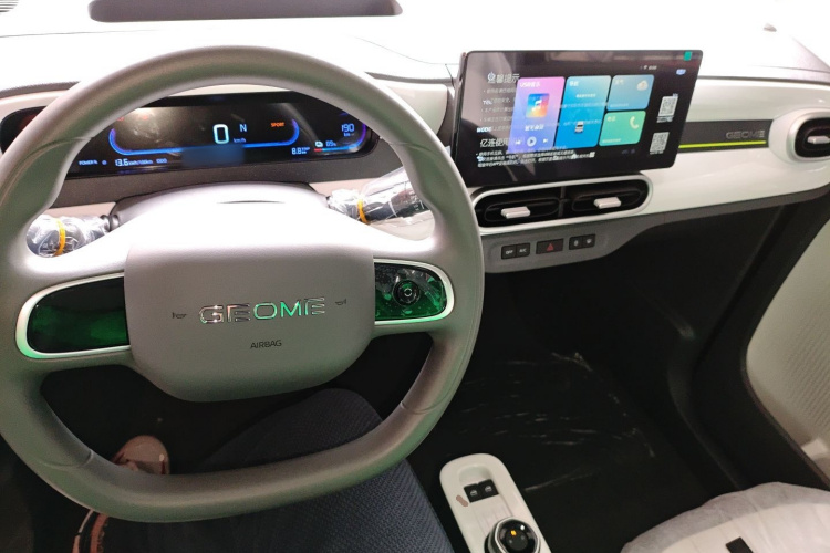 吉利银河 2025款 210km 熊猫卡丁中控内饰12