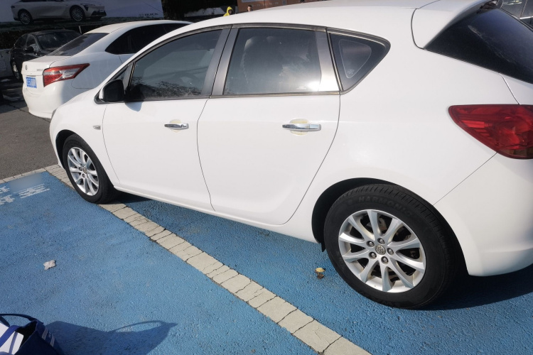 别克 英朗 2013款 XT 1.6L 自动时尚版车身外观4