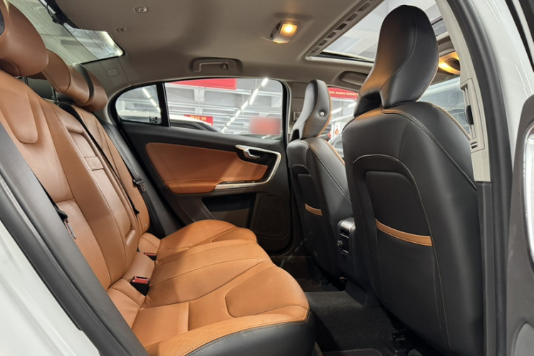 沃尔沃S60 2019款 S60L 改款 T5 智进进阶版中控内饰7015