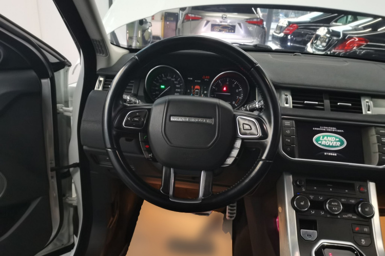 路虎 揽胜极光(进口) 2014款 2.0T 5门耀享版中控内饰13