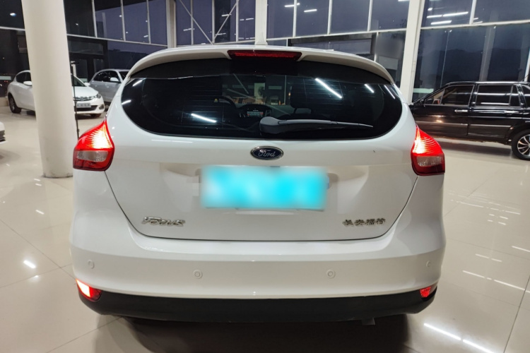 福特 福克斯 2017款 两厢 1.6L 自动风尚型智行版车身外观6