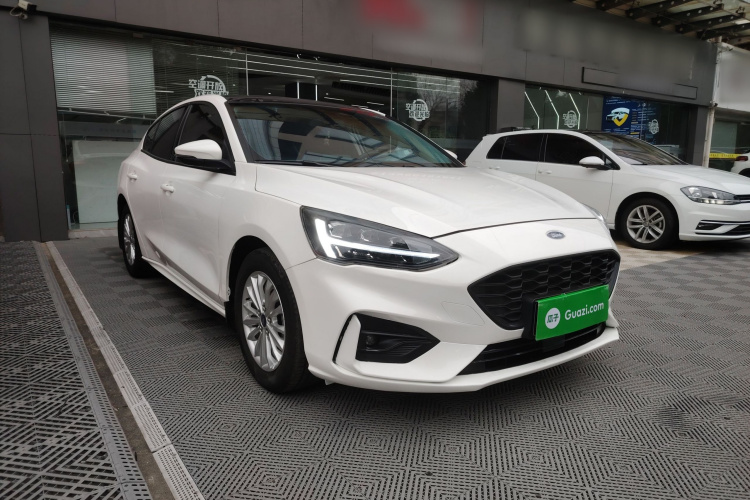 福特 福克斯 2020款 三厢 EcoBoost 180 自动锋潮型车身外观3