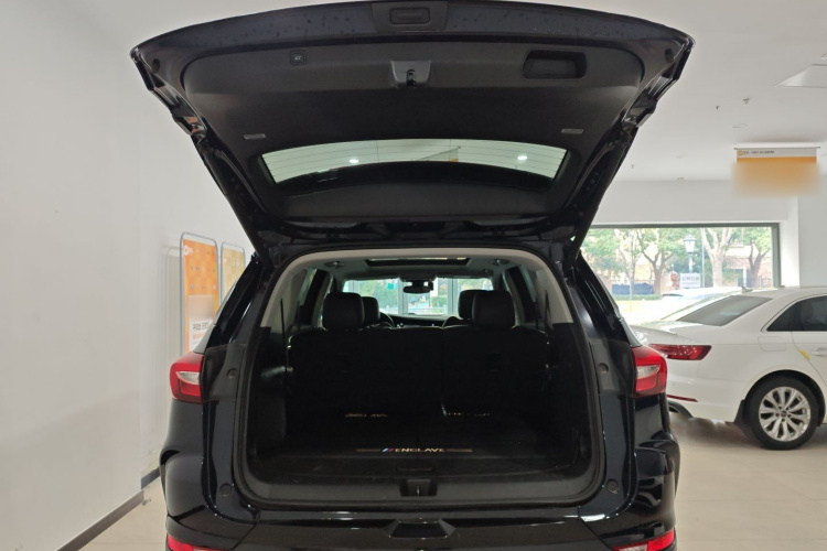 别克 昂科旗 2022款 652T 两驱尊贵型 7座机舱底盘23