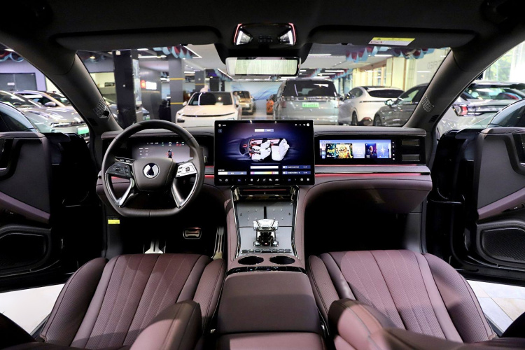 腾势Z9GT 2024款 1100四驱Max首发版中控内饰7012