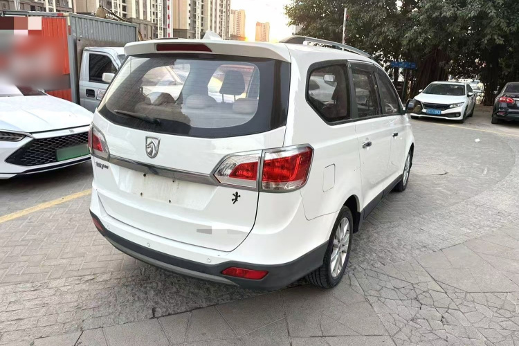 宝骏730 2014款 1.5L 手动舒适ESP版 7座车身外观7