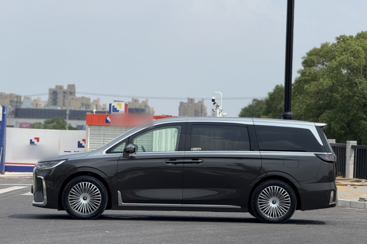 岚图汽车 岚图梦想家 2025款 PHEV 四驱尊贵鲲鹏版车身外观6006