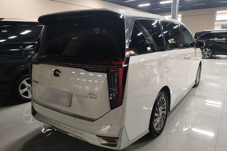 广汽传祺 传祺M8 2023款 宗师系列 双擎 御尊版车身外观7