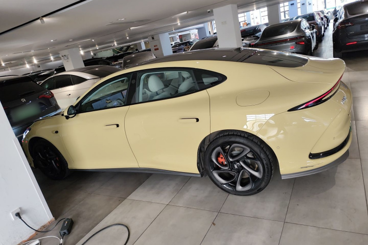 智己汽车 智己L6 2024款 Max 超强性能版车身外观4