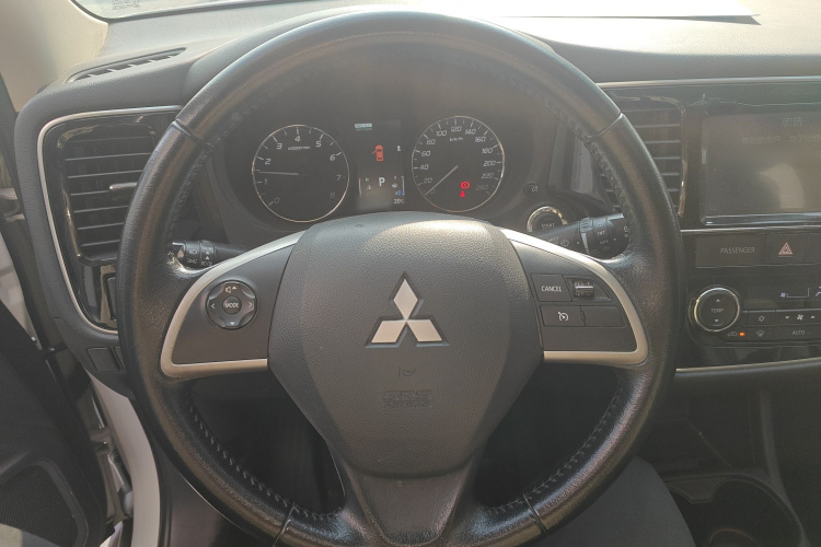 三菱 欧蓝德(进口) 2013款 2.4L 四驱豪华导航版 7座局部细节13