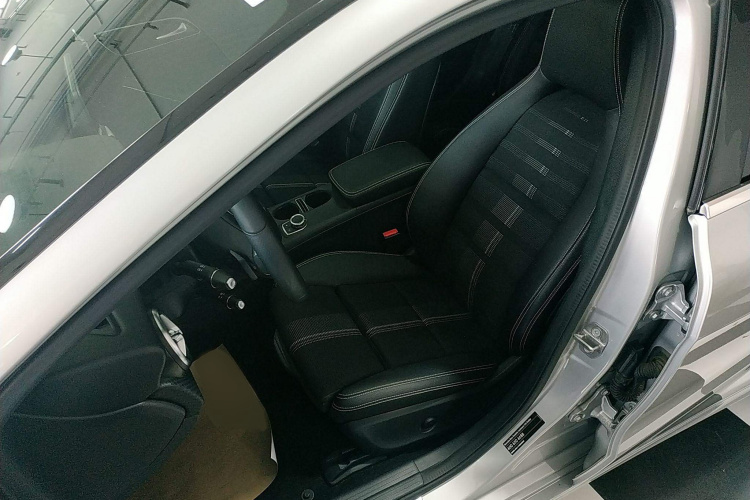 奔驰A级(进口) 2018款 A 200 时尚型中控内饰19