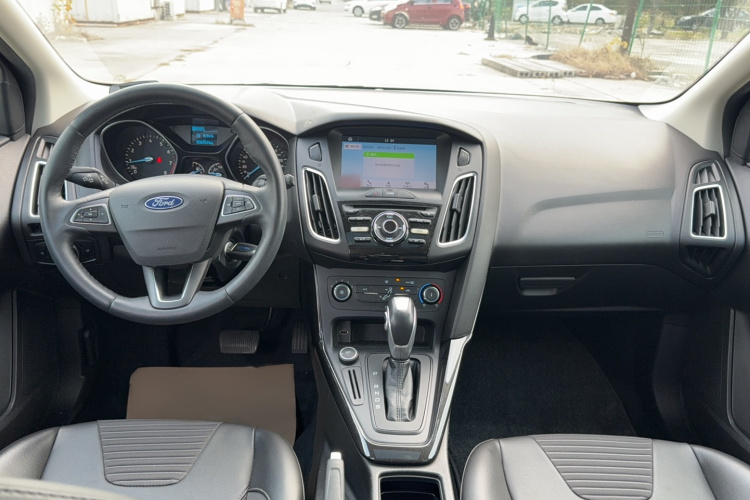 福特 福克斯 2018款 两厢经典 1.6L 自动风尚型智行版中控内饰7001