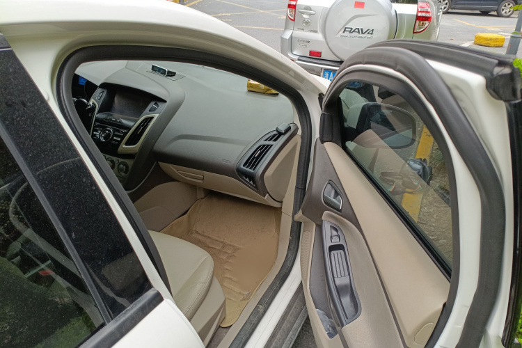 福特 福克斯 2012款 三厢 1.6L 自动舒适型局部细节9005