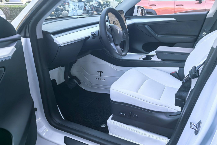 特斯拉 Model Y 2021款 长续航全轮驱动版中控内饰7004