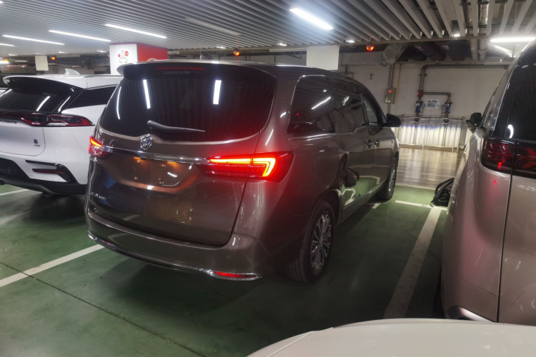 别克GL8 2021款 陆上公务舱 652T 豪华型车身外观7