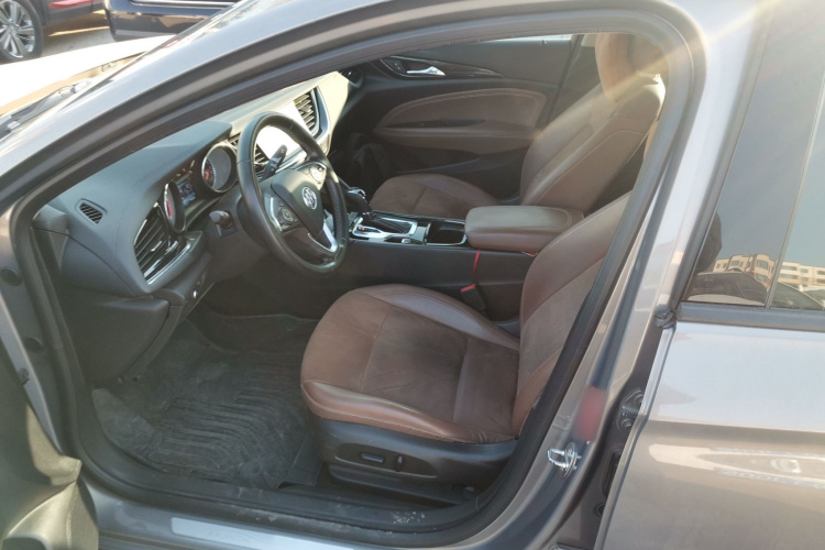 别克 君威 2017款 20T 精英型中控内饰19