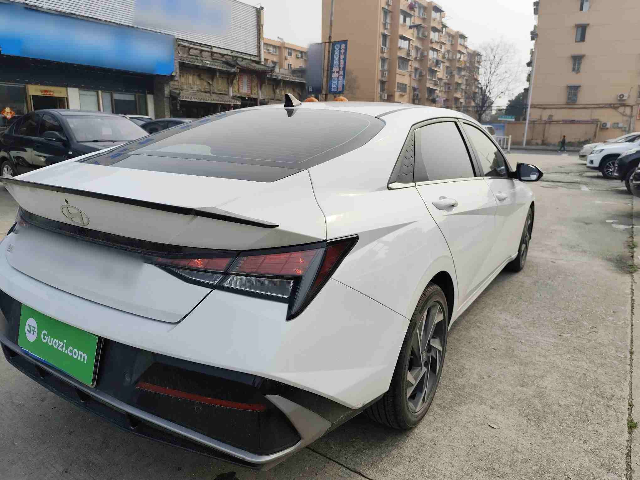 车辆右后45度角整体外观