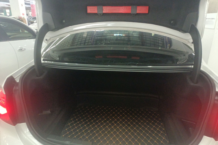 宝马1系 2023款 120i M运动版机舱底盘23