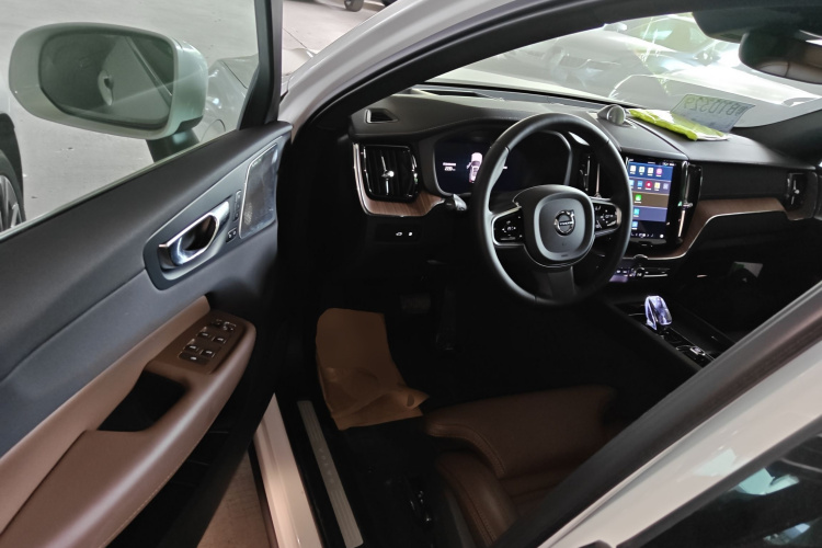 沃尔沃XC60新能源 2025款 插电式混动 长续航四驱智雅豪华版中控内饰7003