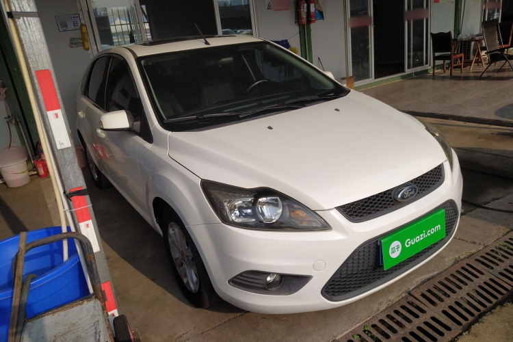 福特 福克斯 2013款 两厢经典 1.8L 自动百万纪念版车身外观3