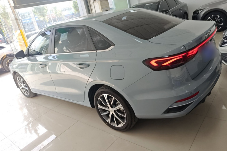 吉利汽车 帝豪 2023款 第4代冠军版 1.5L CVT尊贵型车身外观4