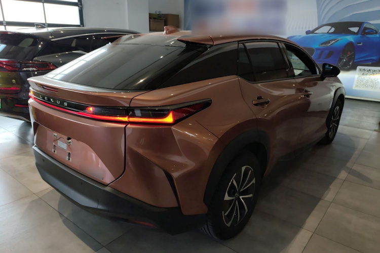 雷克萨斯RZ 2023款 450e 四驱纵享版车身外观7