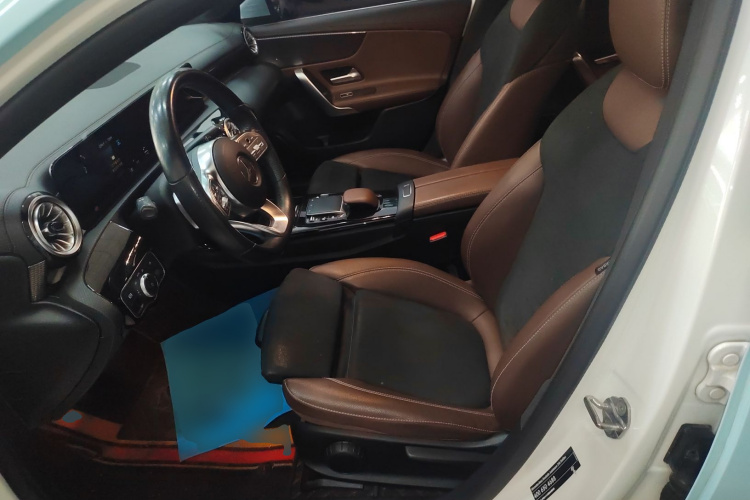 奔驰A级 2022款 改款二 A 200 L 运动轿车时尚型中控内饰19