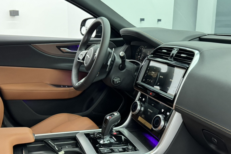 捷豹XEL 2024款 2.0T 250PS R-DYNAMIC S进取运动版中控内饰7005