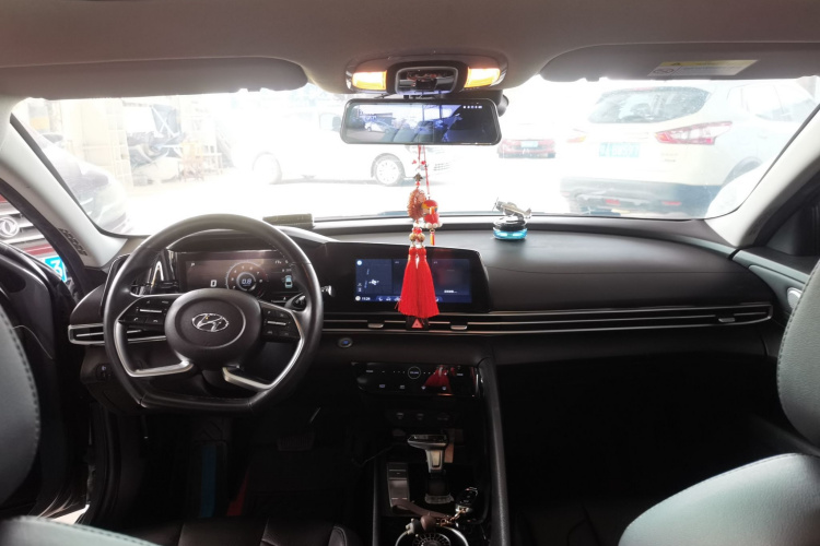 现代 伊兰特 2021款 1.5L CVT LUX尊贵版中控内饰12
