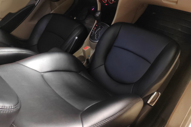 现代 瑞纳 2014款 1.4L 自动智能型GLS局部细节41