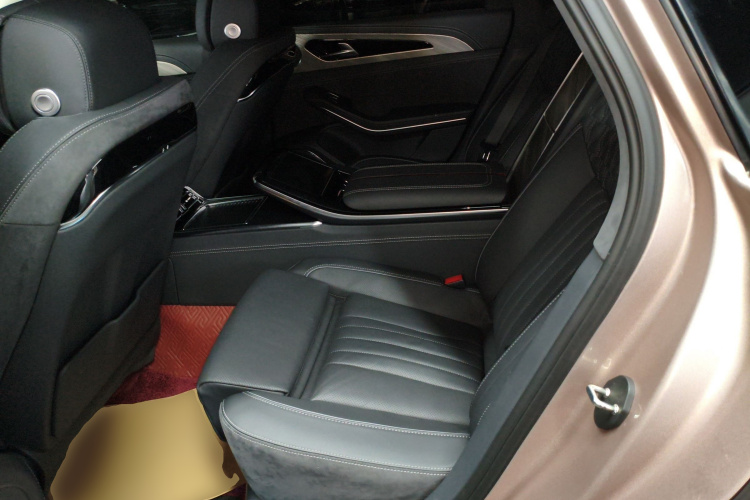 红旗H9 2022款 3.0T 智联旗领四座版中控内饰7004