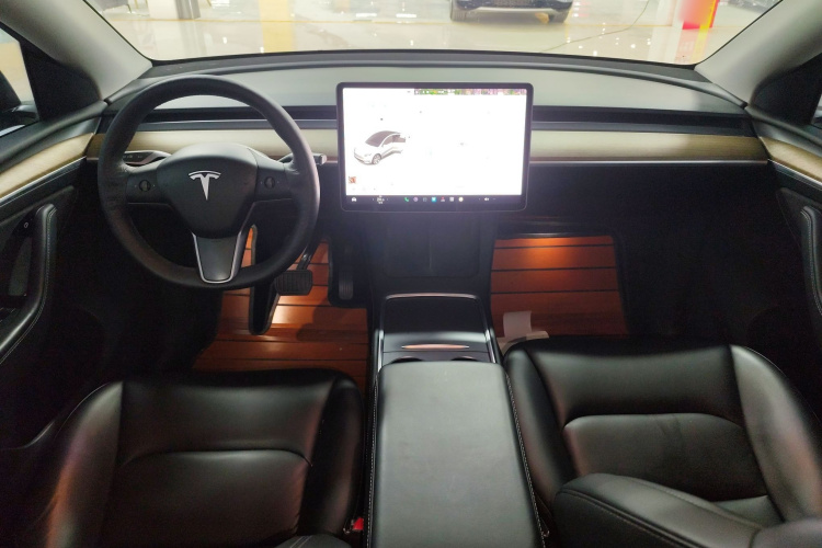 特斯拉 Model Y 2021款 长续航全轮驱动版中控内饰7002