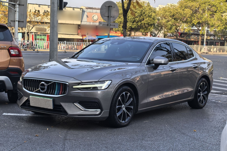 沃尔沃S60 2022款 B4 智逸豪华版车身外观1